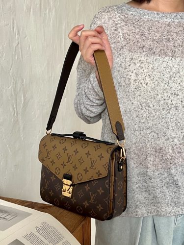 Louis Vuitton Pochette Metis M44876 Monogram Reverse photo review