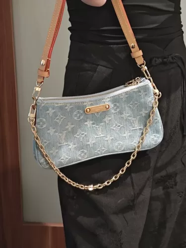 Louis Vuitton M83532 Liv Pochette Sky Blue photo review